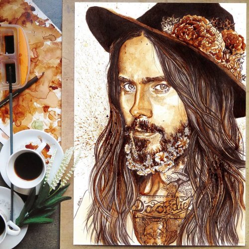 Кофейные рисунки художницы-самоучки Нурии Сальседо Нурия Сальседо (Nuria Salcedo) художница-самоучка, которая с помощью кофе создаёт невероятно детализированные рисунки и портреты знаменитостей.