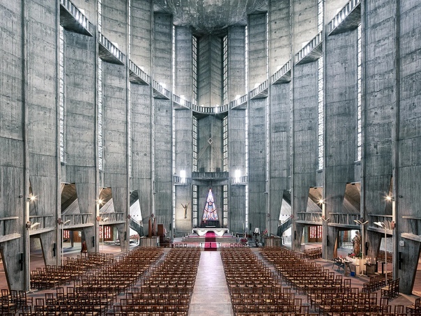 Самые красивые церкви мира. Тибо Пуарье французский фотограф. Своим домом он называет разные города: Буэнос-Айрес, Хьюстон, Монреаль, Токио. В настоящее время Тибо живёт в Париже. Главной темой