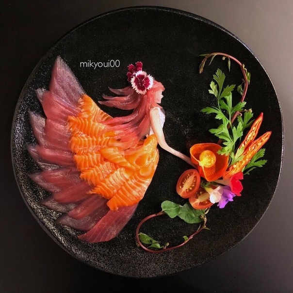 Еда это целое искусство Это не понаслышке знает японец Miyou, который создает просто потрясающие изображения из только что выловленной сырой рыбы. Miyou вместе со своей семьей живет в портовом
