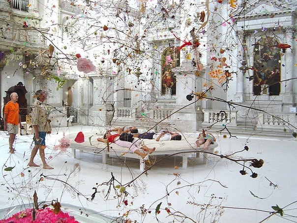 «Падающий сад» 50-й Венецианское биеннале в церкви Сан-Ста-Гранд-канал.