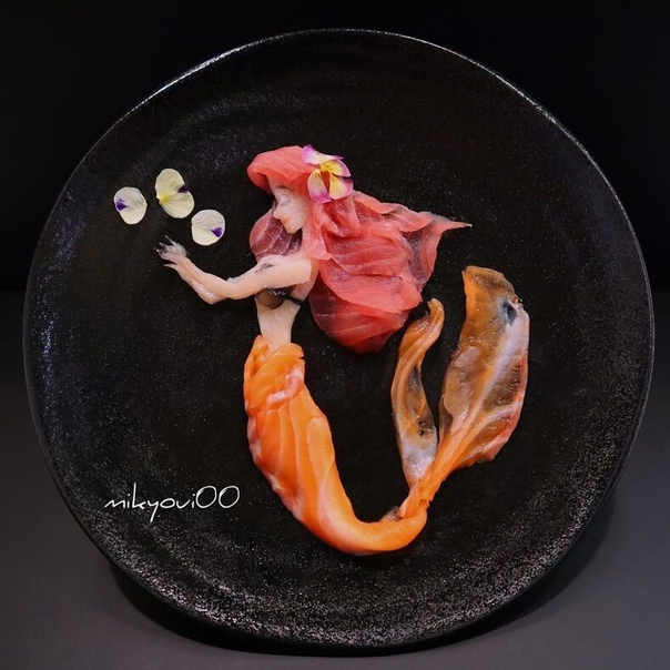 Еда это целое искусство Это не понаслышке знает японец Miyou, который создает просто потрясающие изображения из только что выловленной сырой рыбы. Miyou вместе со своей семьей живет в портовом