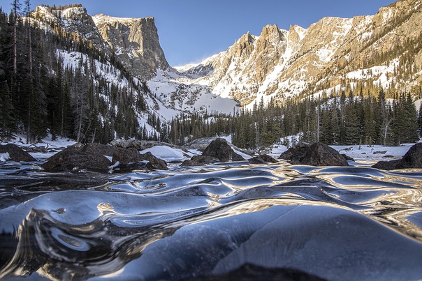Застывшие во времени волны. Снятый на высоте около 10 000 футов в Скалистых горах Колорадо, серия снимков Эрика Гросса запечатлела высокогорное озеро, покрытое ледяными грядами и провалами,