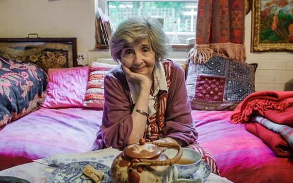 Дора Хольцхандлер родилась в 1928 году в Париже в семье польско-еврейских беженцев